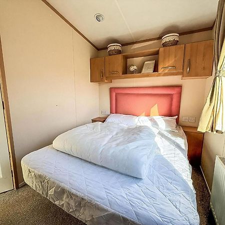 Lovely 6 Berth Caravan For Hire At Manor Park In Hunstanton Norfolk Ref 23044S Bagian luar foto